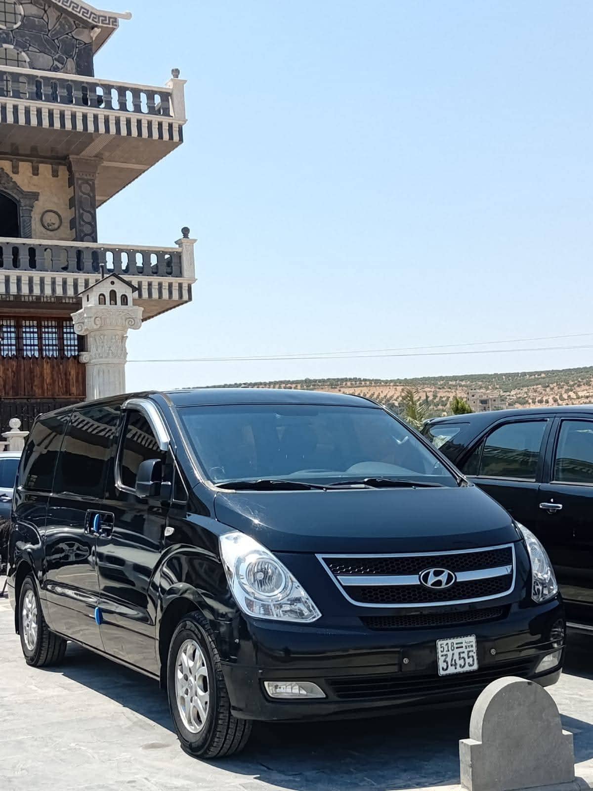 هيونداي جراند H1 2015 للبيع من المستورد مباشر سياحي فل ركاب اصلي بحالة الوكاله جير اتومتيك اكمل وصف رقم 2 كامل بدون فتحة وارد كوريا - محافظة دير الزور