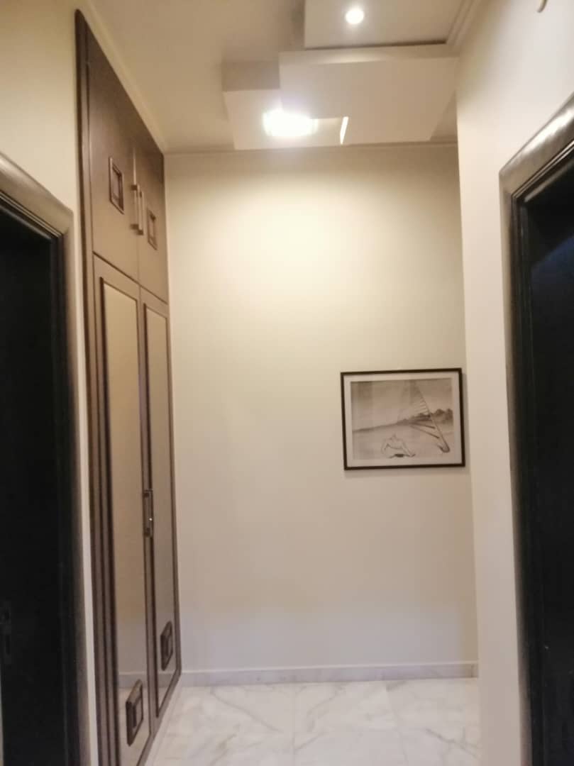 شقة في حلب الجديدة الجنوبي بعد مشفى الرجاء طابق أول مؤلف من ٦ غرف مع ضهر كراج مساحة إجمالية ٣٥٠ متر ديكور ديلوكس تدفئة مركزية السعر ((( ٣٠٠ ألف دولار ))) للجادين التواص… See more - محافظة حلب